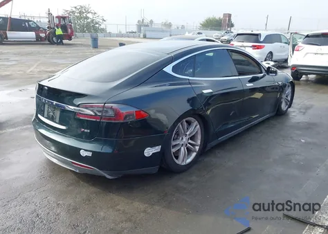 2013 Tesla Model S Performance z USA, uszkodzony, nr VIN 5YJSA1DP7DFP17019
